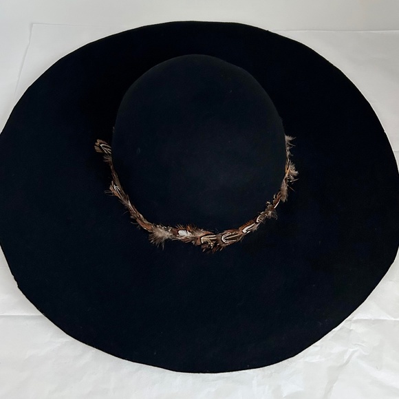 Olive & Pique black felt hat floppy wide rim feather band - Picture 2 of 5